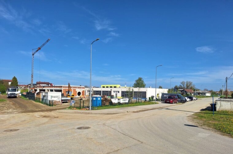 IMG-e4a68af19896b20e7877522d1bfa06d7-V