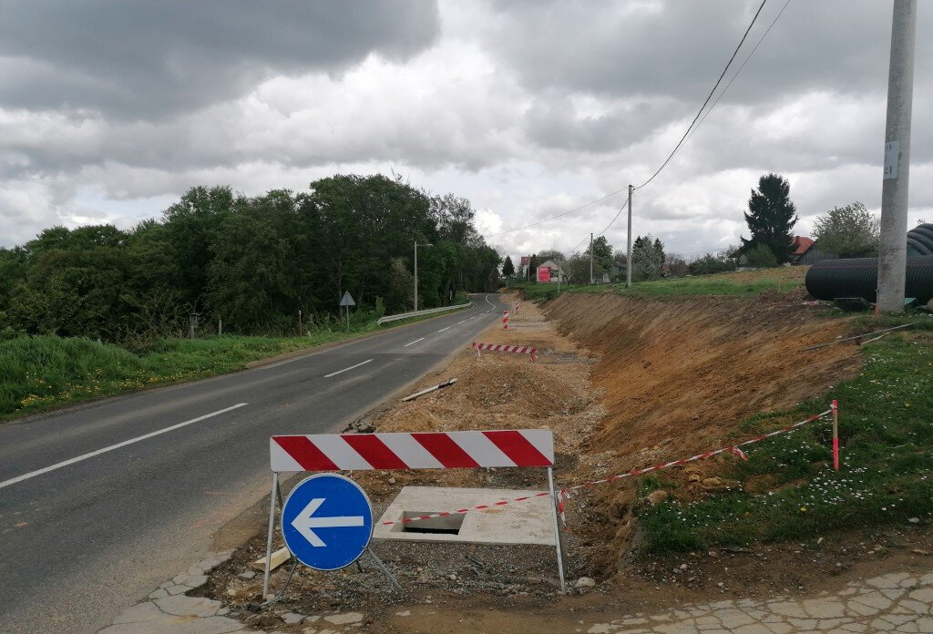 Pješačka staza uz državnu cestu u Dragoslavcu