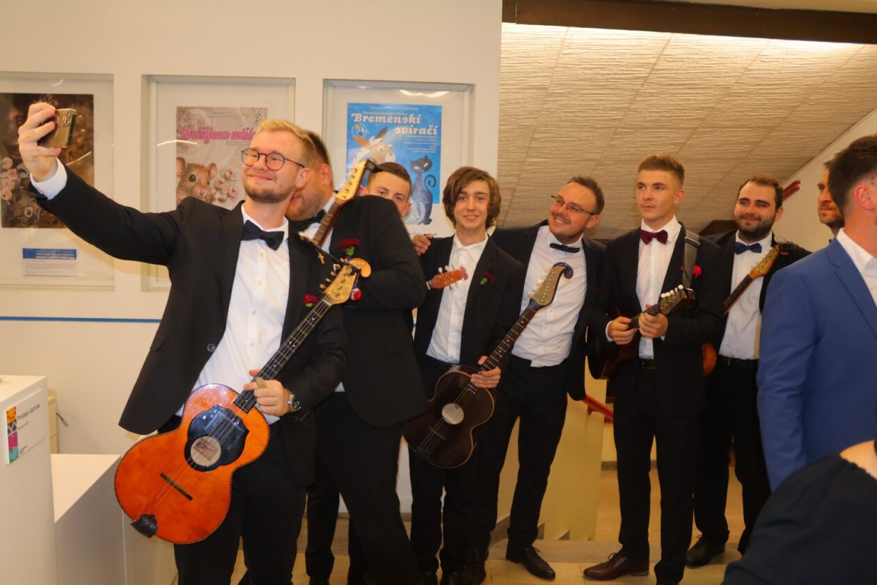 u-divnom-casu-tom-kuntaric-vecer u-divnom-casu-tom-kuntaric-vecer