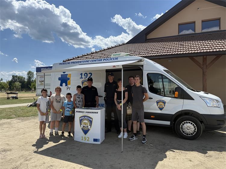 INFORMATIVNI PUNKTOVI Policija i Crveni križ zajedno obilježili Dan darivatelja krvi (1)