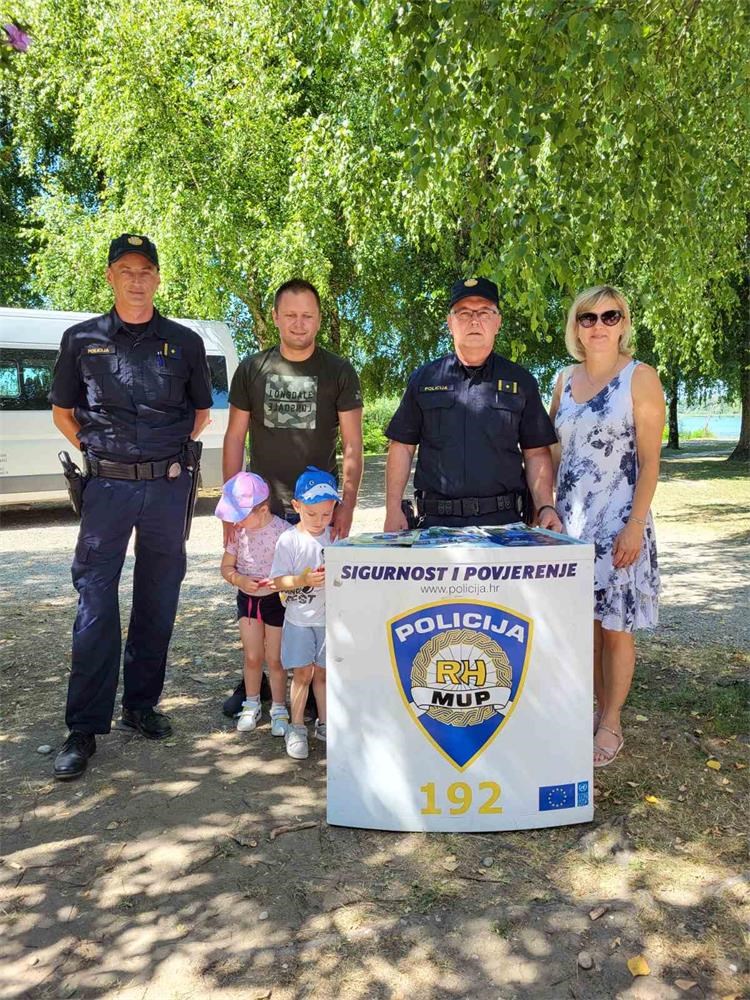 INFORMATIVNI PUNKTOVI Policija i Crveni križ zajedno obilježili Dan darivatelja krvi (3)