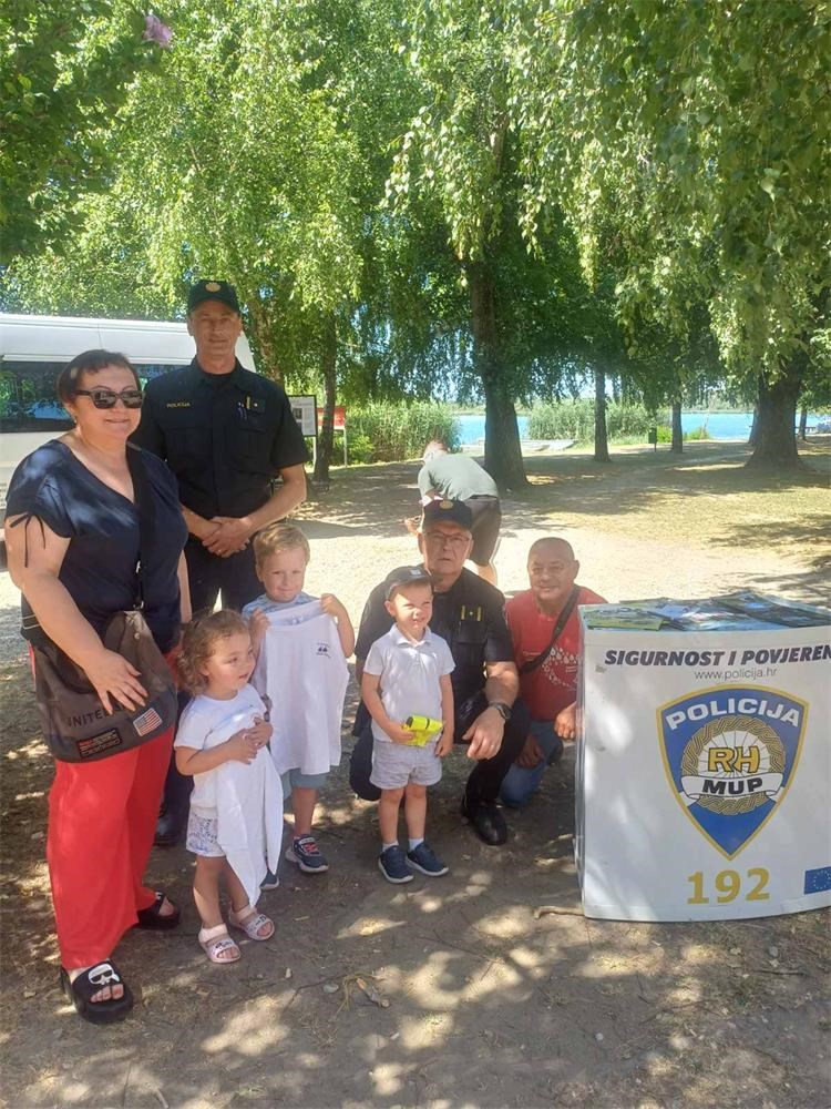 INFORMATIVNI PUNKTOVI Policija i Crveni križ zajedno obilježili Dan darivatelja krvi (4)