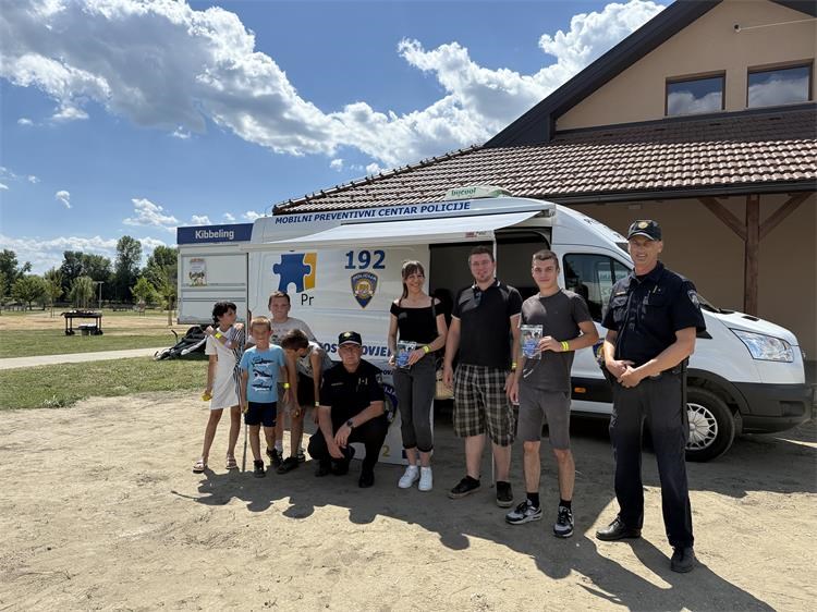 INFORMATIVNI PUNKTOVI Policija i Crveni križ zajedno obilježili Dan darivatelja krvi (5)