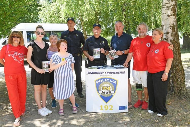 INFORMATIVNI PUNKTOVI Policija i Crveni križ zajedno obilježili Dan darivatelja krvi (6)