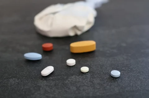 Ilustracija, droga, policija, amfetamin, ketamin, LSD 1