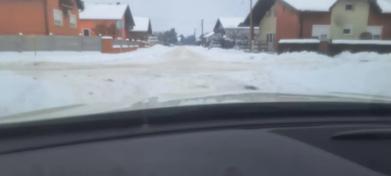 Ivanovec cesta led snijeg (10) Ivanovec cesta led snijeg (10)