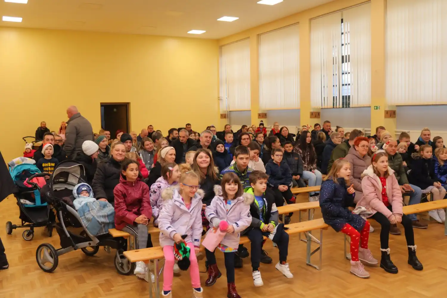 Ivanovec u blagdanskom duhu Dječja predstava i veseli susret s Djedovima Mrazovima (1)