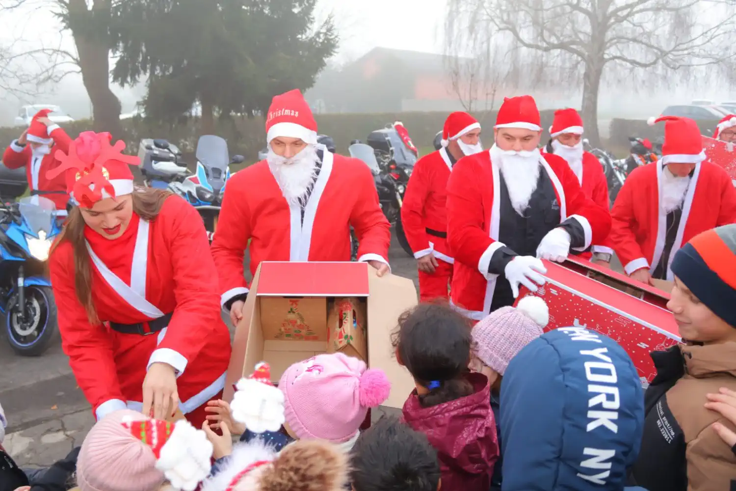 Ivanovec u blagdanskom duhu Dječja predstava i veseli susret s Djedovima Mrazovima (15)