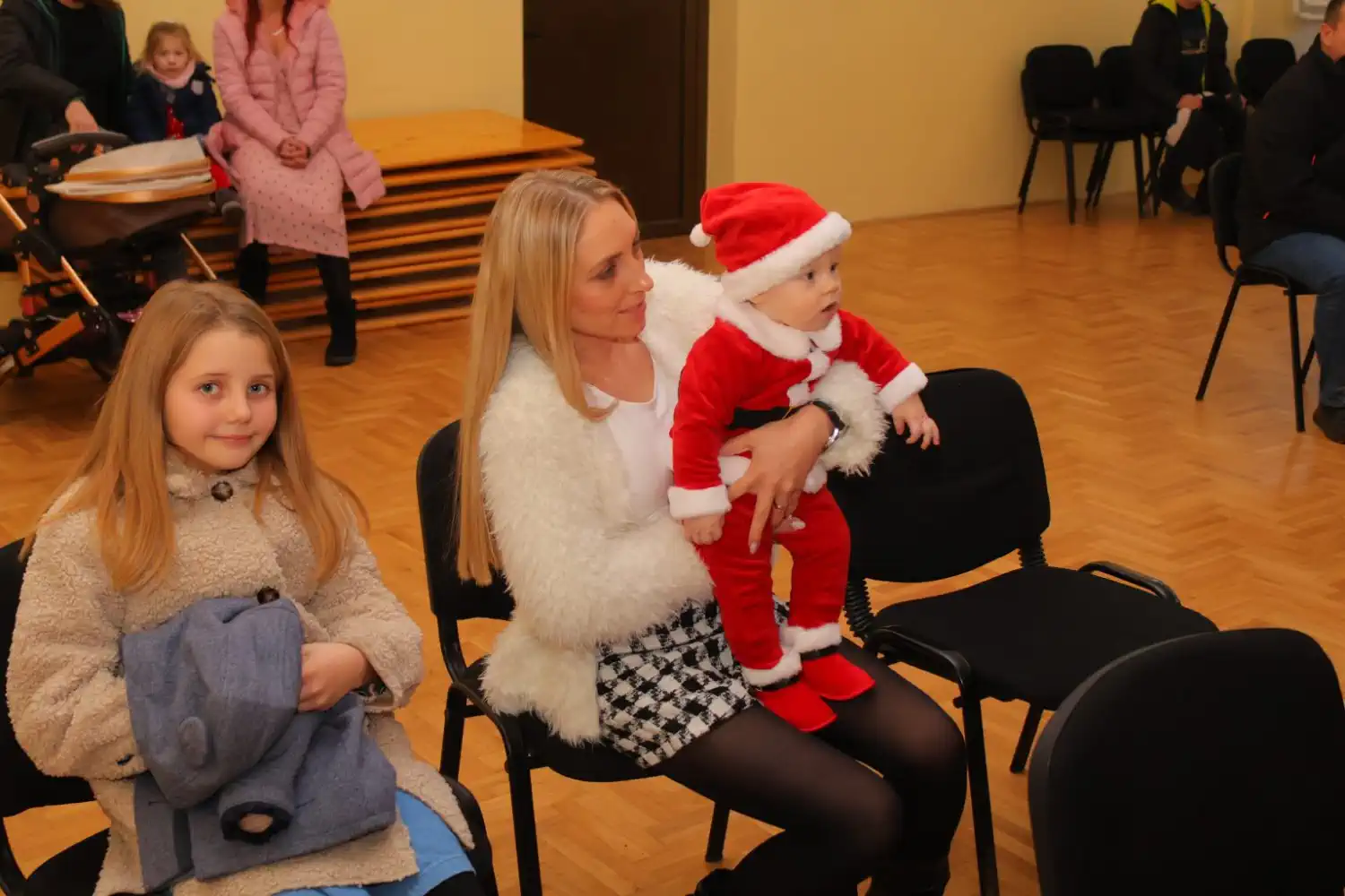 Ivanovec u blagdanskom duhu Dječja predstava i veseli susret s Djedovima Mrazovima (3)