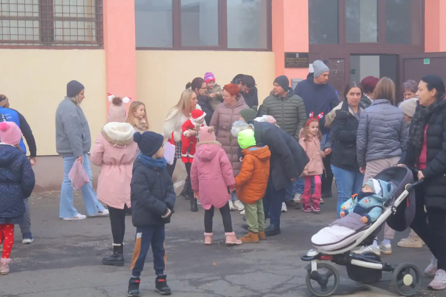 Ivanovec u blagdanskom duhu Dječja predstava i veseli susret s Djedovima Mrazovima (7)