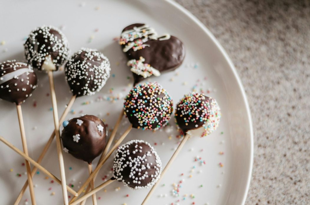 Što sa ostacima suhih kolačića od Božića, napravite cake pops