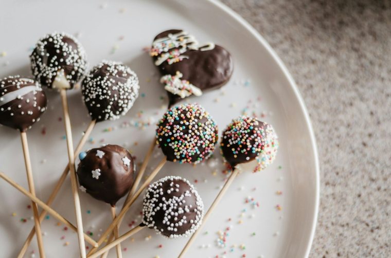 Što sa ostacima suhih kolačića od Božića, napravite cake pops