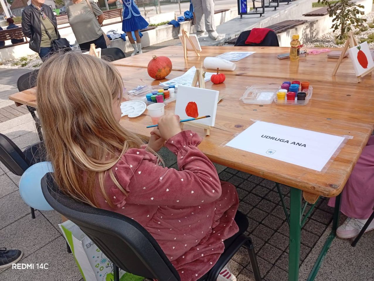 JESENSKA RADIONICA Mali umjetnici oslikavali bundeve na Sobočkom eko sajmu (1)