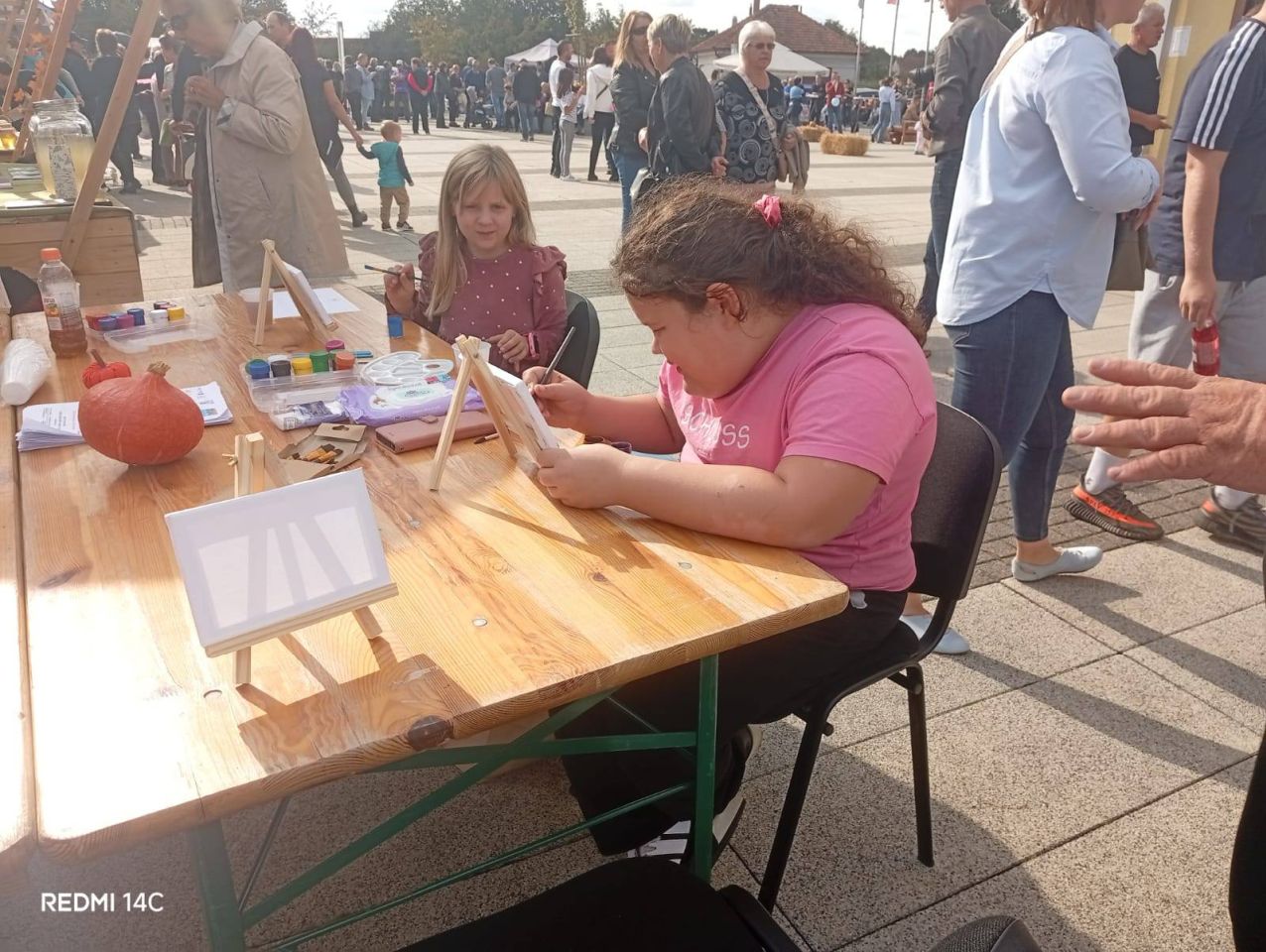 JESENSKA RADIONICA Mali umjetnici oslikavali bundeve na Sobočkom eko sajmu (2)