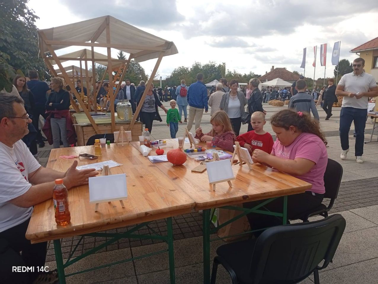 JESENSKA RADIONICA Mali umjetnici oslikavali bundeve na Sobočkom eko sajmu (5)