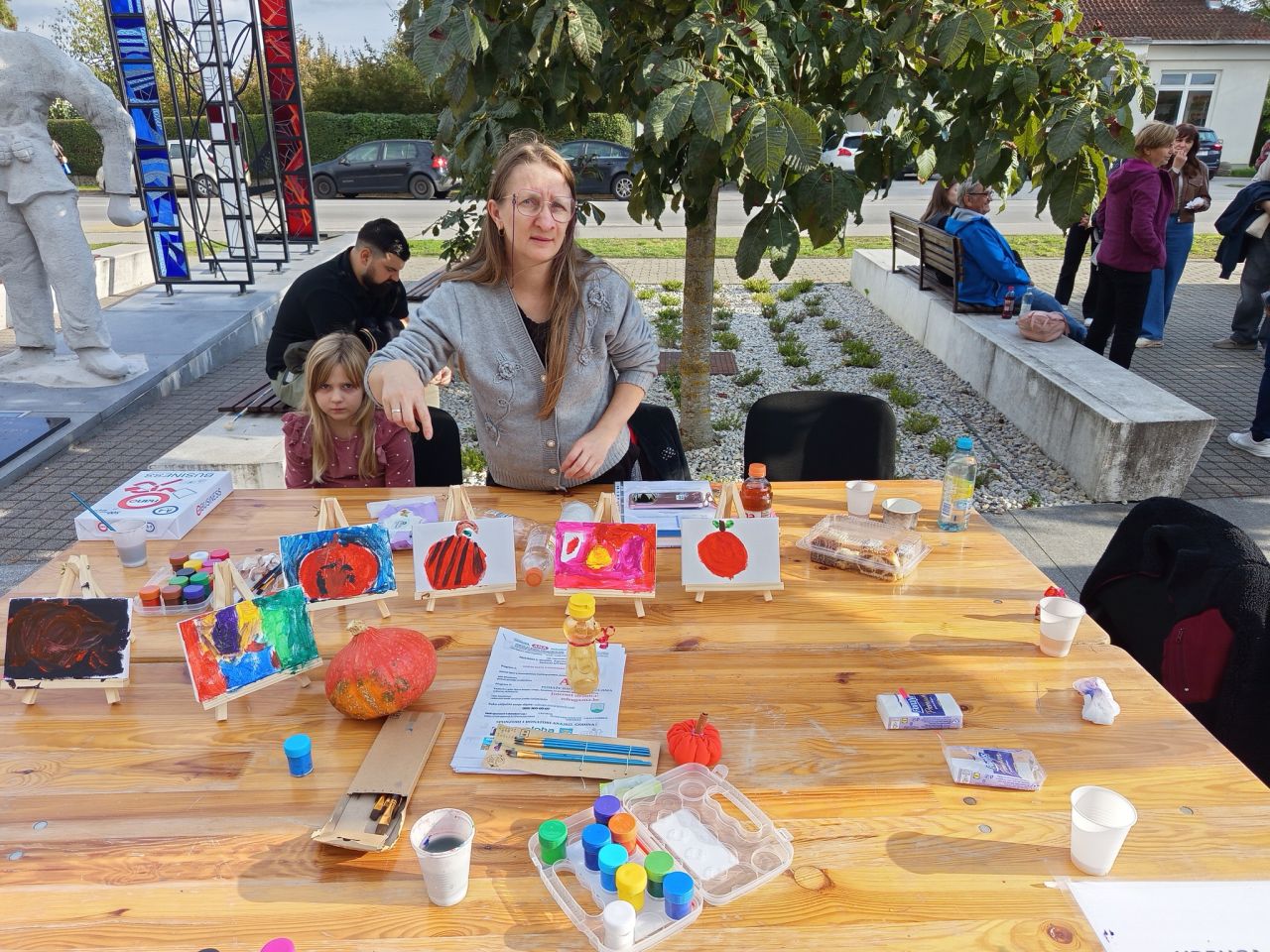 JESENSKA RADIONICA Mali umjetnici oslikavali bundeve na Sobočkom eko sajmu (8)