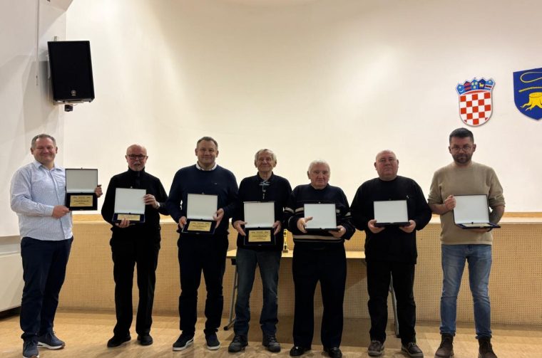 JUBILARNO SLAVLJE Šahovski klub Strahoninec obilježio 40 godina djelovanja (2) JUBILARNO SLAVLJE Šahovski klub Strahoninec obilježio 40 godina djelovanja (2)