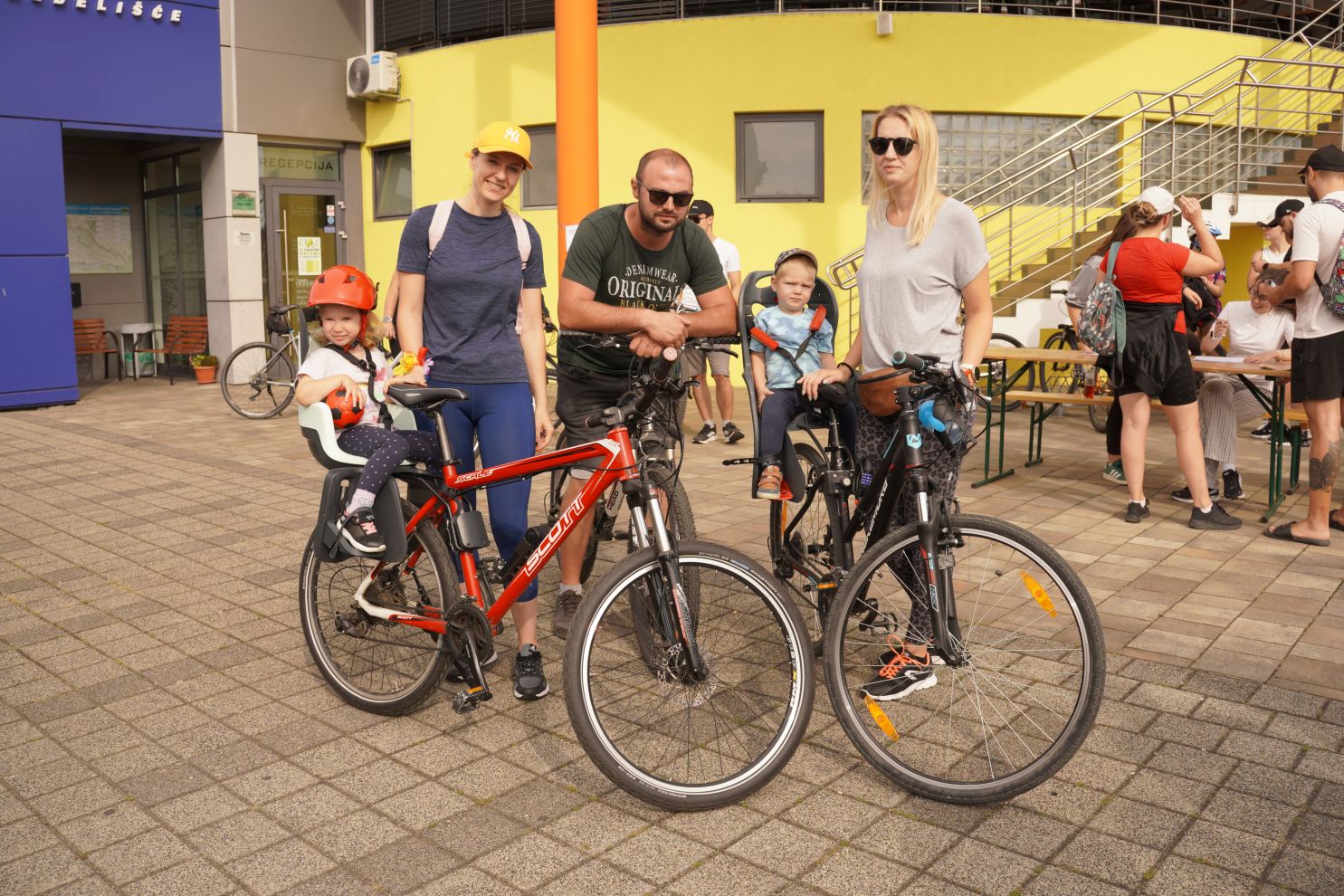 Kumovi na biciklijadi s djecom
