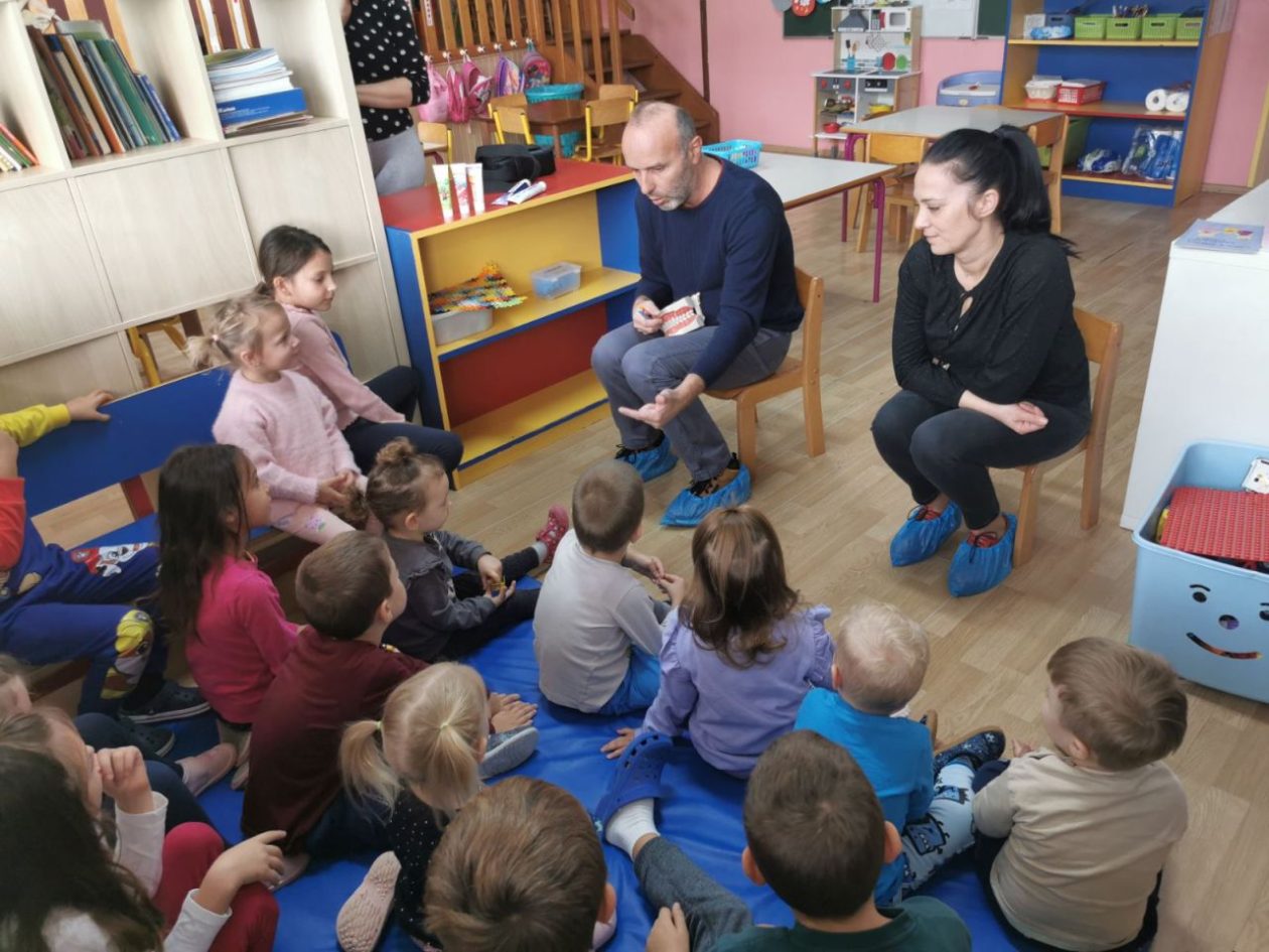 Jurica Vrček djecu naučio što je dobro, a što loše za njihove zube (4) Jurica Vrček djecu naučio što je dobro, a što loše za njihove zube (4)