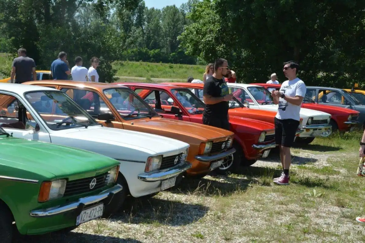 KADETT (40) KADETT (40)