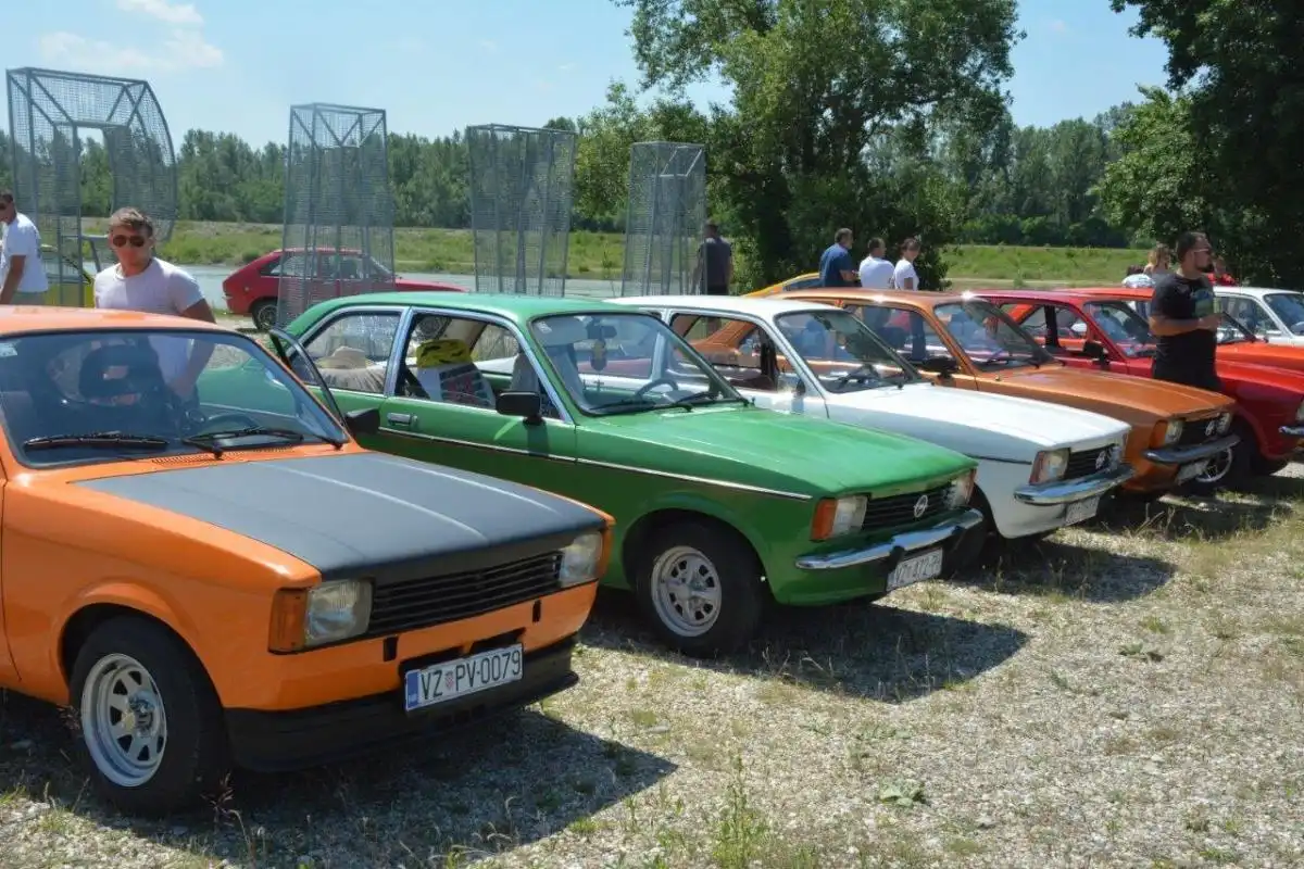 KADETT (42) KADETT (42)