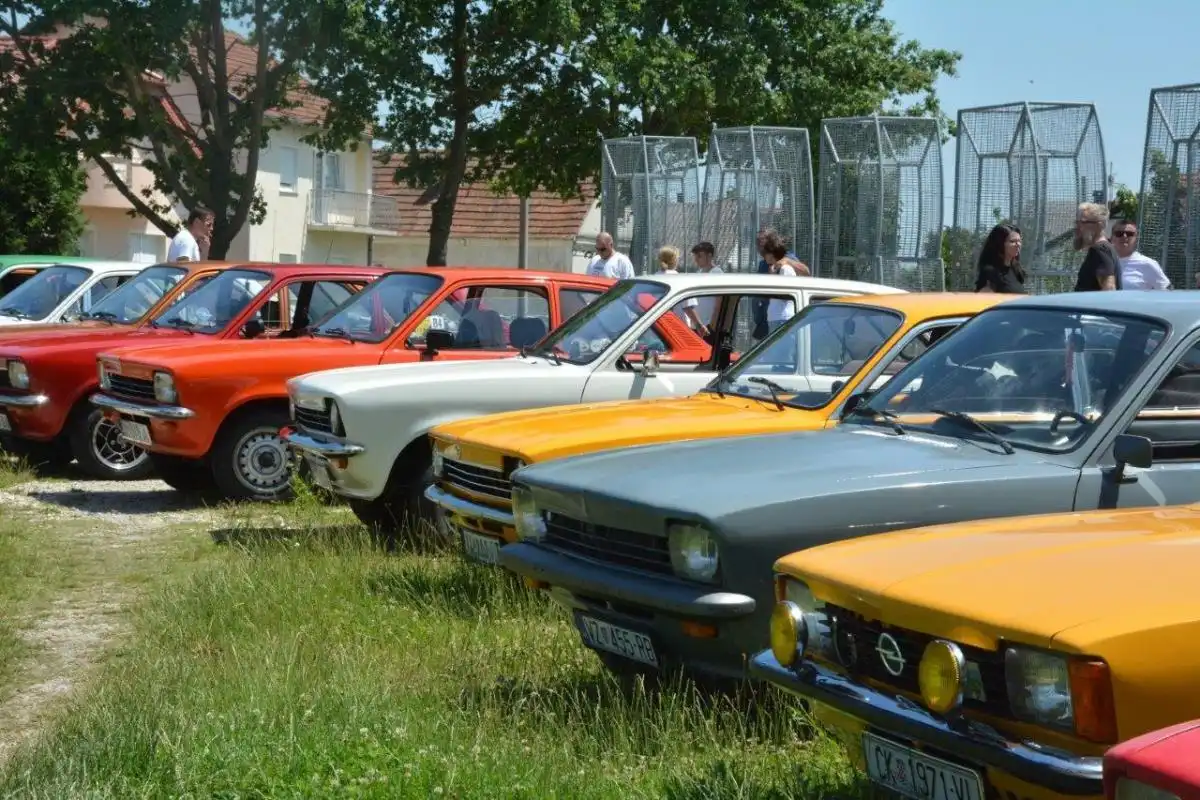 KADETT (49) KADETT (49)