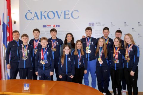 KK Globus (7) KK Globus (7)