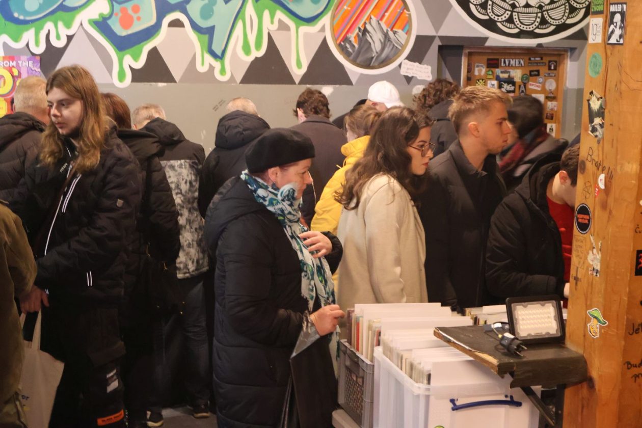 KLUB PROSTOR Blagdanski ugođaj i vinil glazba na jubilarnoj dvadesetoj izložbi ploča (1)