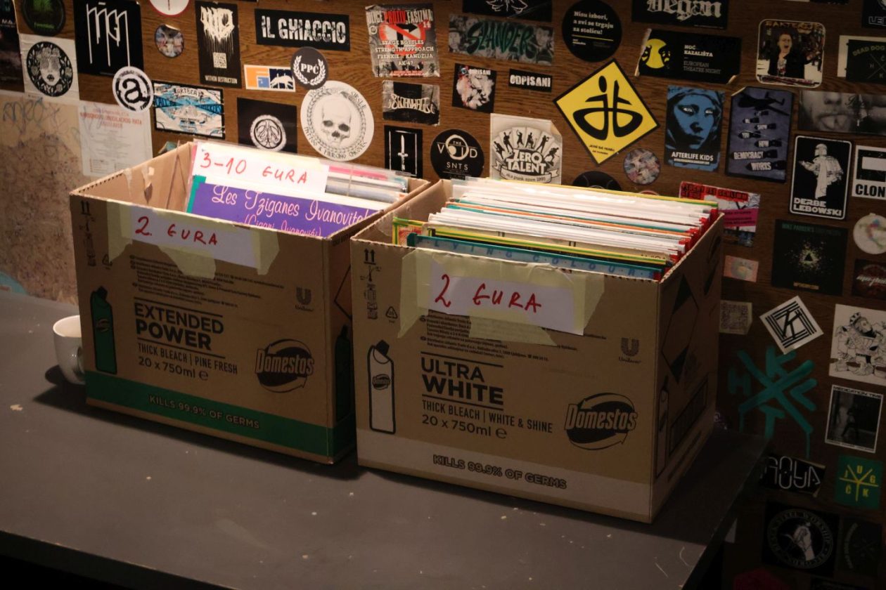 KLUB PROSTOR Blagdanski ugođaj i vinil glazba na jubilarnoj dvadesetoj izložbi ploča (10)