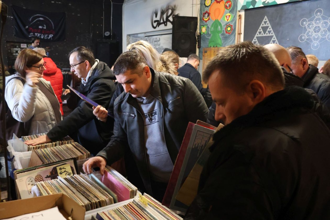 KLUB PROSTOR Blagdanski ugođaj i vinil glazba na jubilarnoj dvadesetoj izložbi ploča (12)