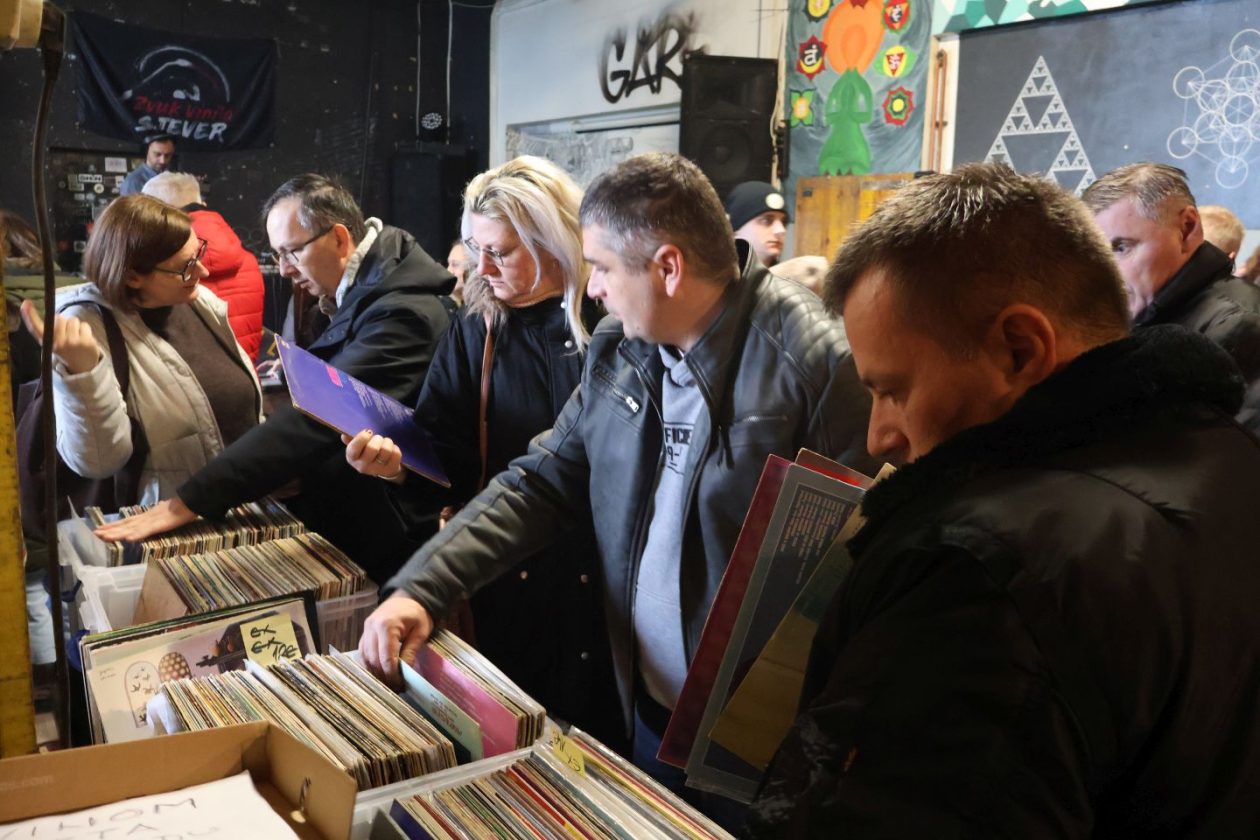 KLUB PROSTOR Blagdanski ugođaj i vinil glazba na jubilarnoj dvadesetoj izložbi ploča (13)