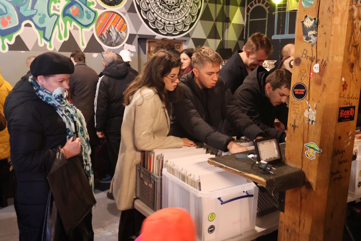 KLUB PROSTOR Blagdanski ugođaj i vinil glazba na jubilarnoj dvadesetoj izložbi ploča (14)