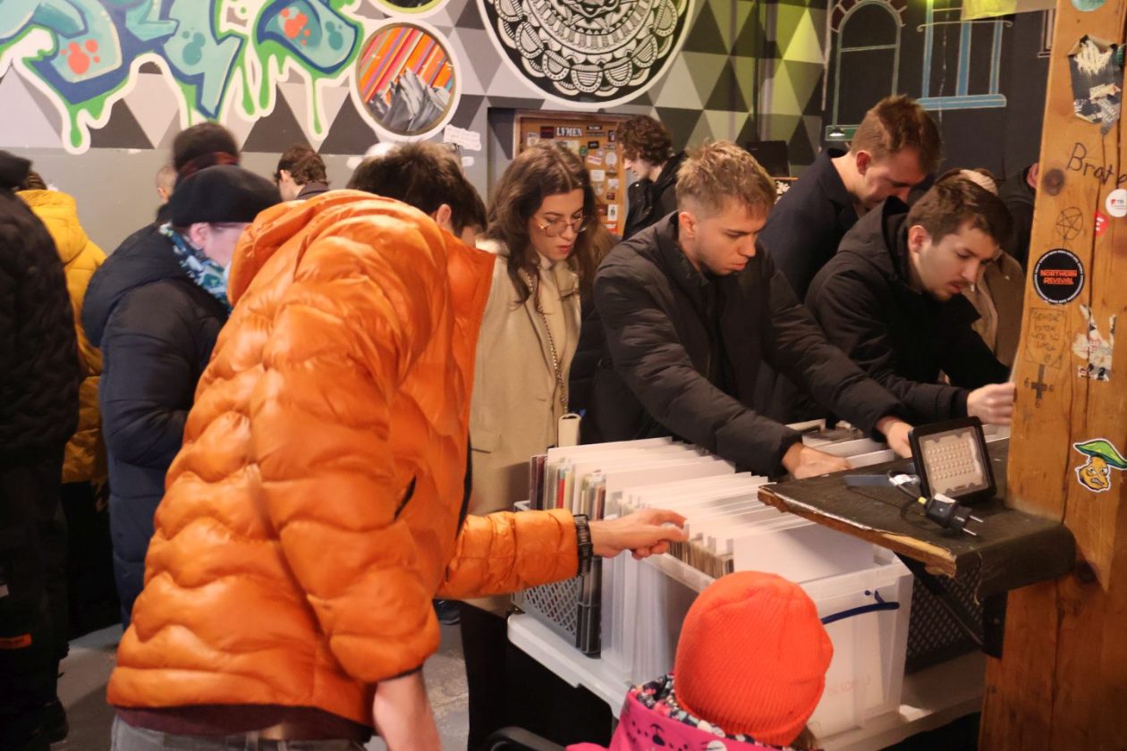 KLUB PROSTOR Blagdanski ugođaj i vinil glazba na jubilarnoj dvadesetoj izložbi ploča (15)