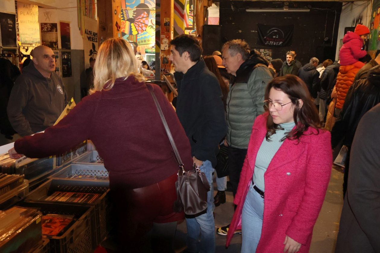 KLUB PROSTOR Blagdanski ugođaj i vinil glazba na jubilarnoj dvadesetoj izložbi ploča (2)