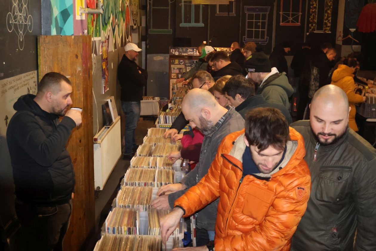 KLUB PROSTOR Blagdanski ugođaj i vinil glazba na jubilarnoj dvadesetoj izložbi ploča (20)