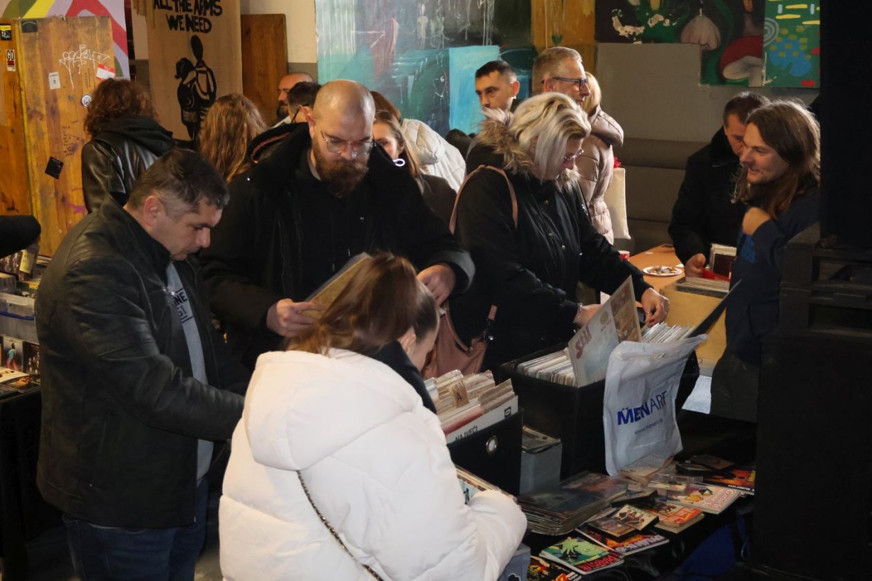 KLUB PROSTOR Blagdanski ugođaj i vinil glazba na jubilarnoj dvadesetoj izložbi ploča (21)