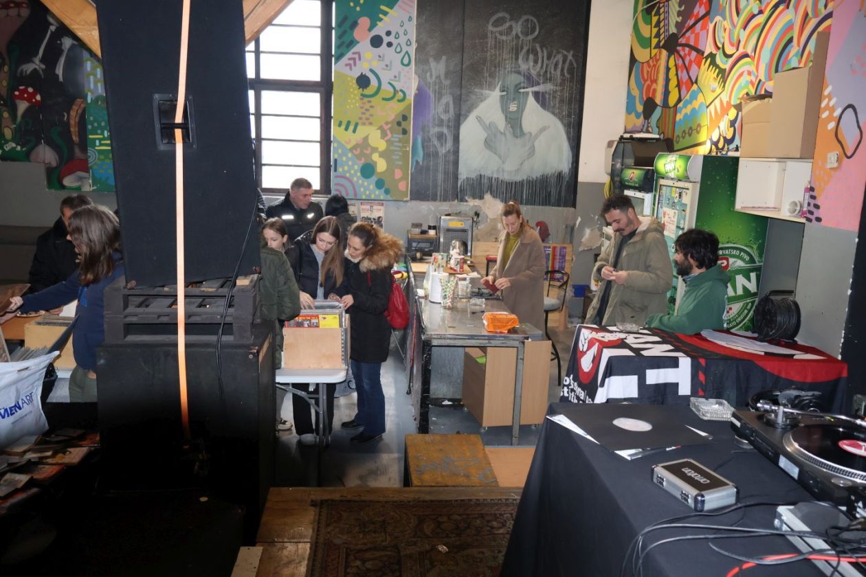 KLUB PROSTOR Blagdanski ugođaj i vinil glazba na jubilarnoj dvadesetoj izložbi ploča (22)