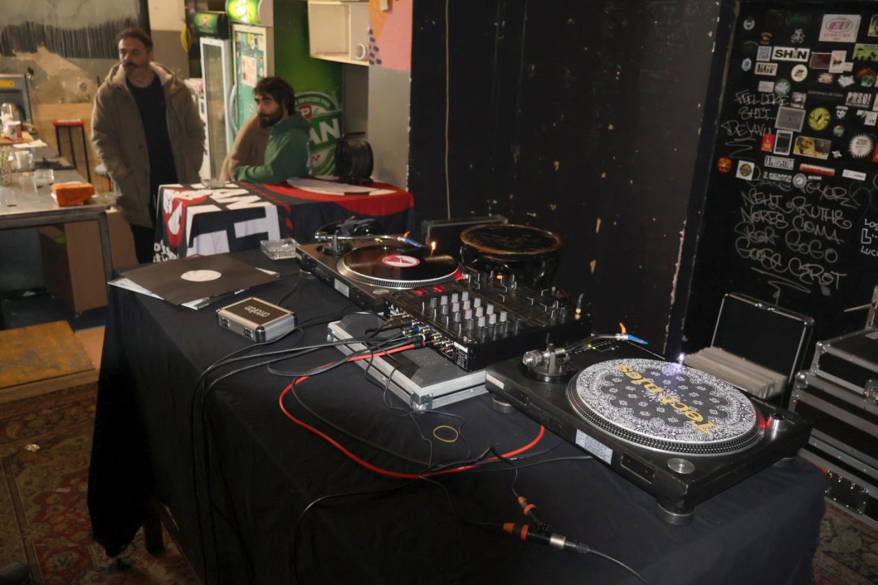 KLUB PROSTOR Blagdanski ugođaj i vinil glazba na jubilarnoj dvadesetoj izložbi ploča (23)