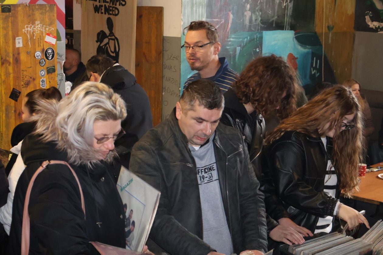 KLUB PROSTOR Blagdanski ugođaj i vinil glazba na jubilarnoj dvadesetoj izložbi ploča (27)