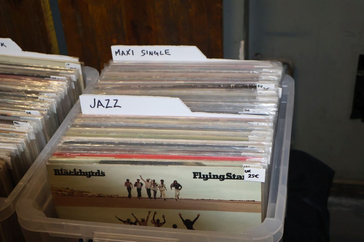 KLUB PROSTOR Blagdanski ugođaj i vinil glazba na jubilarnoj dvadesetoj izložbi ploča (31)