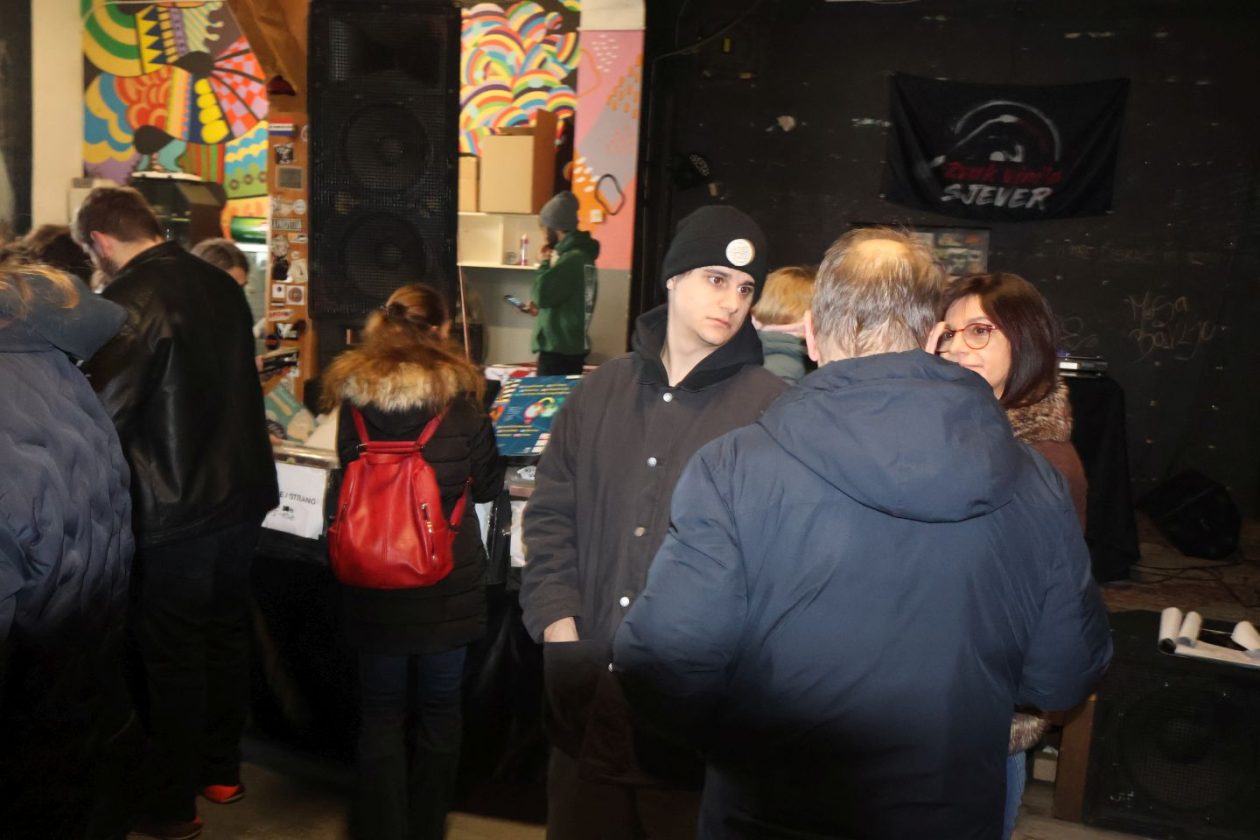 KLUB PROSTOR Blagdanski ugođaj i vinil glazba na jubilarnoj dvadesetoj izložbi ploča (32)