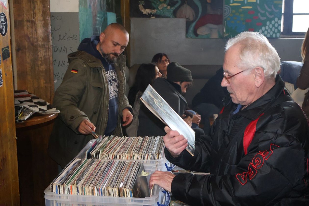 KLUB PROSTOR Blagdanski ugođaj i vinil glazba na jubilarnoj dvadesetoj izložbi ploča (6)