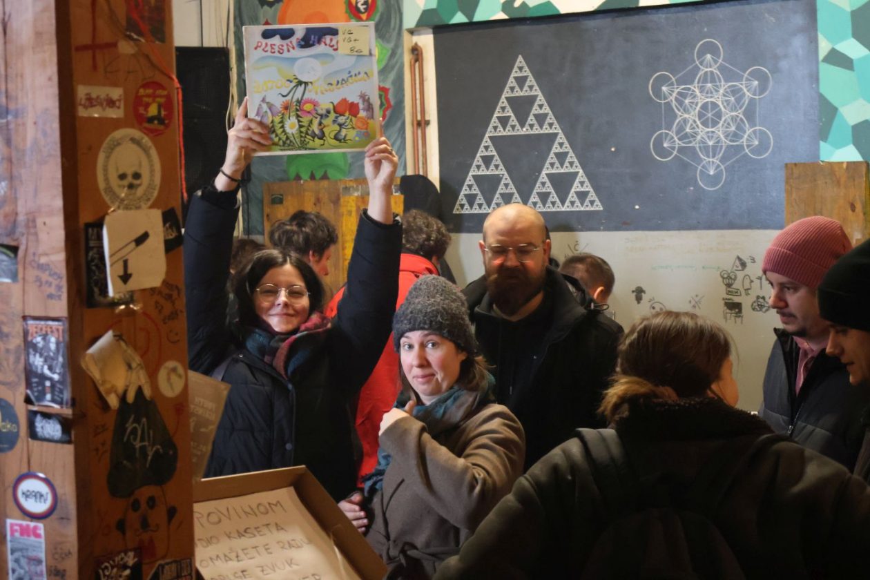 KLUB PROSTOR Blagdanski ugođaj i vinil glazba na jubilarnoj dvadesetoj izložbi ploča (9)