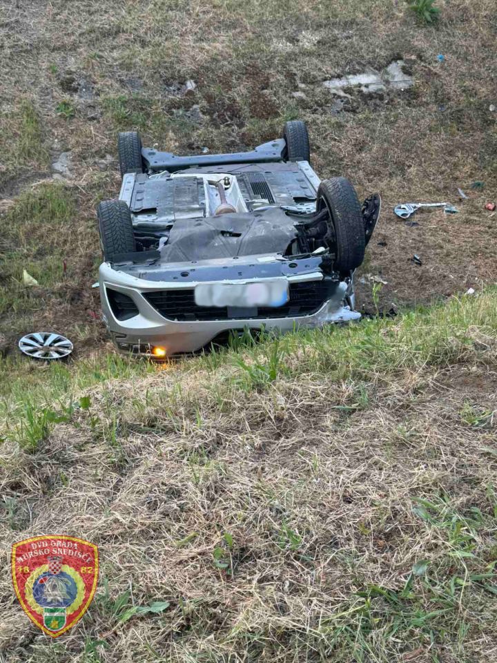 KOBNO PRETJECANJE Teška nesreća kod Murskog Središća, automobil završio u kanalu na krovu (1)