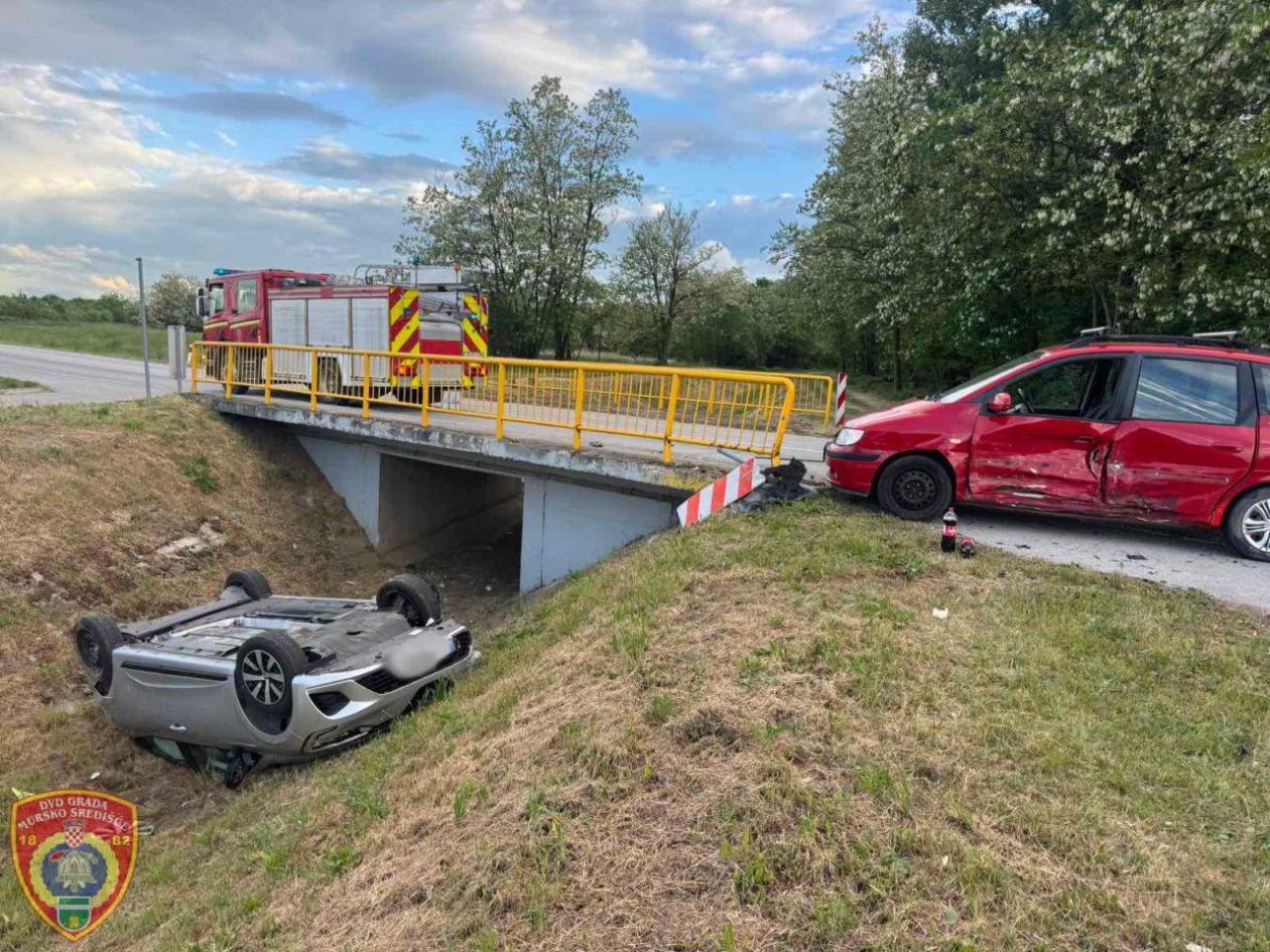 KOBNO PRETJECANJE Teška nesreća kod Murskog Središća, automobil završio u kanalu na krovu (2)