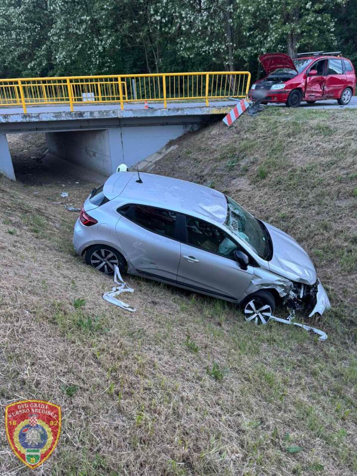 KOBNO PRETJECANJE Teška nesreća kod Murskog Središća, automobil završio u kanalu na krovu (3)