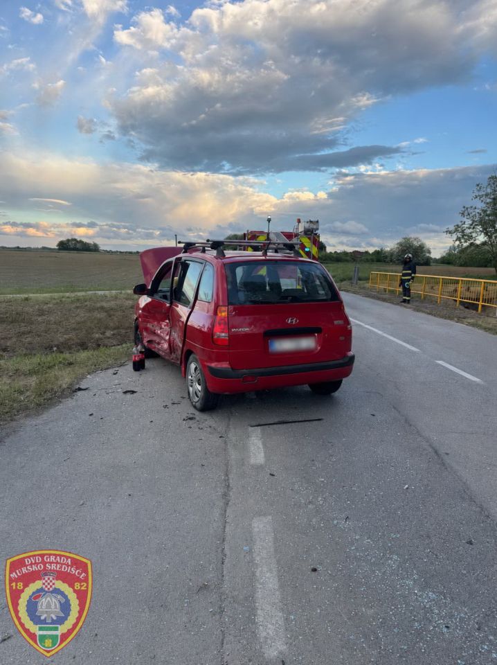 KOBNO PRETJECANJE Teška nesreća kod Murskog Središća, automobil završio u kanalu na krovu (4)