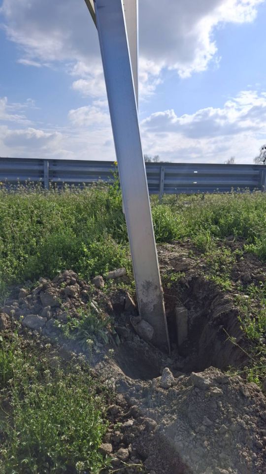 KOLNIK U OPASNOSTI Znak na rotoru kod Cirkovljana njiše se i prijeti padom (2)