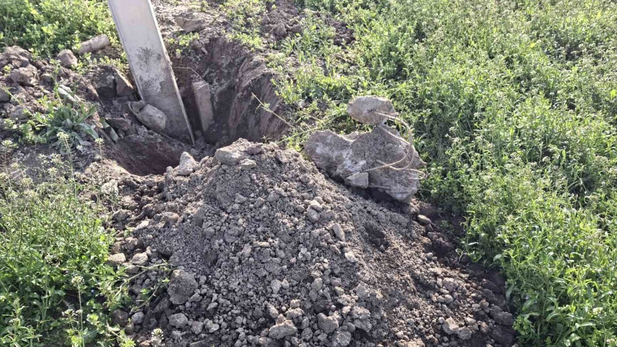 KOLNIK U OPASNOSTI Znak na rotoru kod Cirkovljana njiše se i prijeti padom (3)