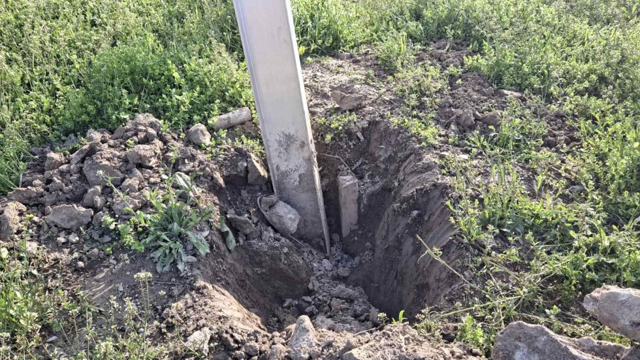 KOLNIK U OPASNOSTI Znak na rotoru kod Cirkovljana njiše se i prijeti padom (4)